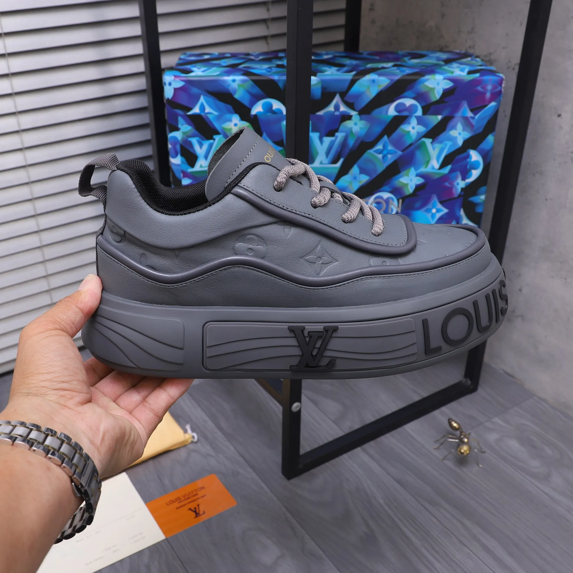 Men's shoes 💰560 Product trademark: LV [Louis Vuitton] casual shoes, regular size. Size: 38-46 (38.45.46 is custom-made and non-returnable) Product materials: Selected high-quality cowhide stitching embossed cowhide upper, cowhide insole, mesh lining, original outsole